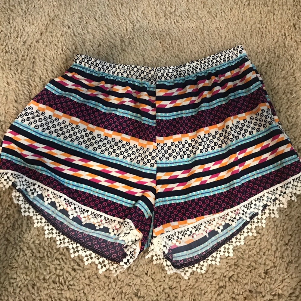 Printed stretch shorts with lace detail